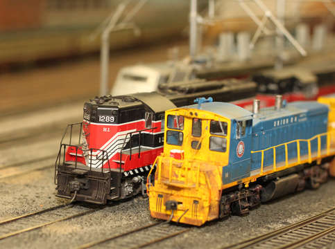 Model railroad locomotives