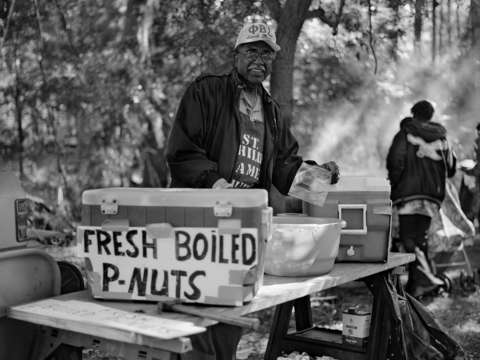 Boiled peanut vendor