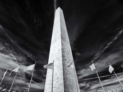 Washington monument in black and white