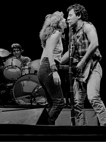 Springsteen with patti scialfa 1985 dallas