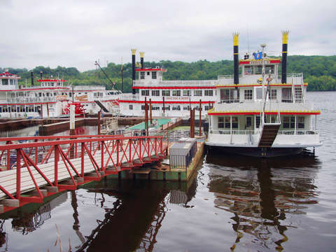 A calliope of steamboats