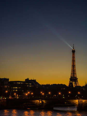 Evening overtakes the eiffel tower