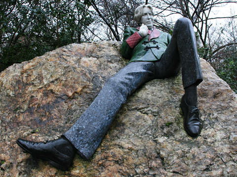 Oscar wilde statue in dublin ireland
