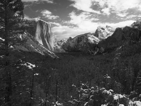 Snowfall in yosemite valley