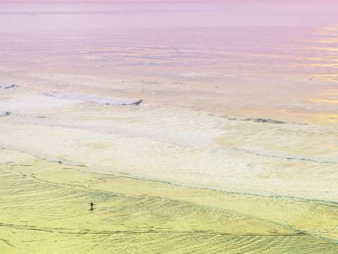 The lone surfer la