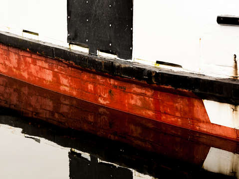 Hull reflections redblack 4