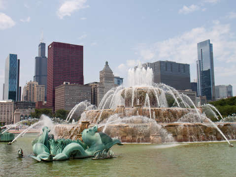 Buckingham fountain skyline