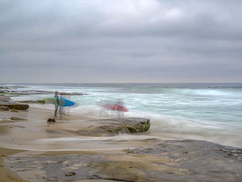Waiting on the edge of the sea