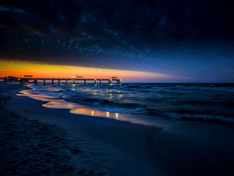 Cloud line at dawn at the 4 seasons pier v2