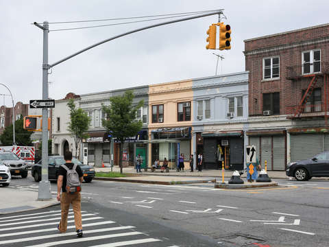 Crossing the street in brooklun