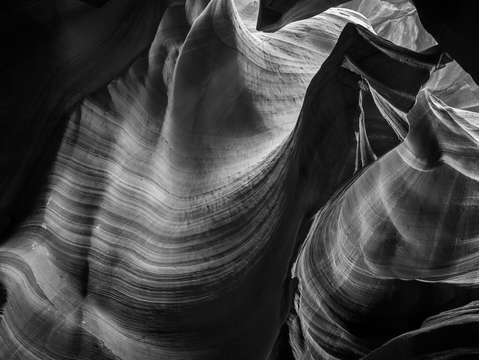 Antelope canyon waves black and white