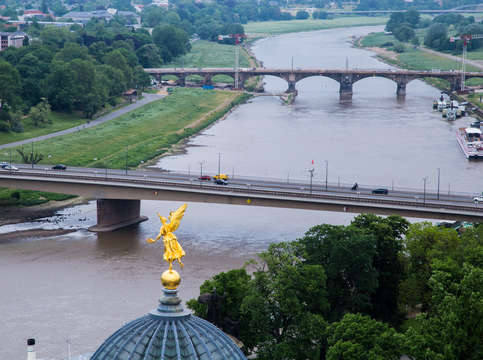 A leap into the elbe