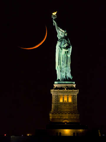 Statue of liberty and crescent moon
