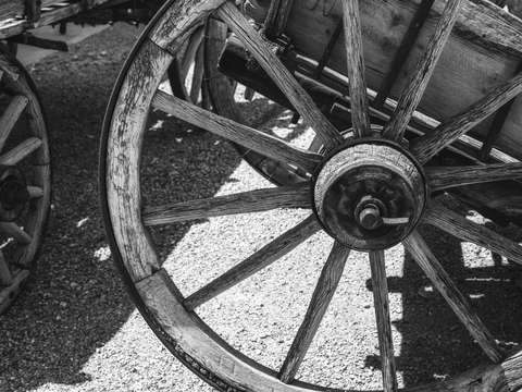 Wagon wheel monchrome