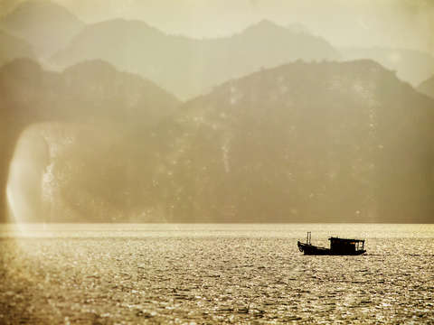 Boat on the bay 2