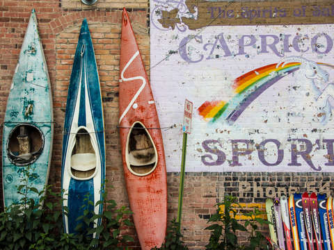 Kayaks skis in salida