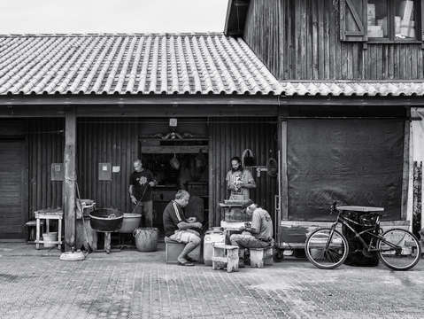 Making fishing nets in alvor