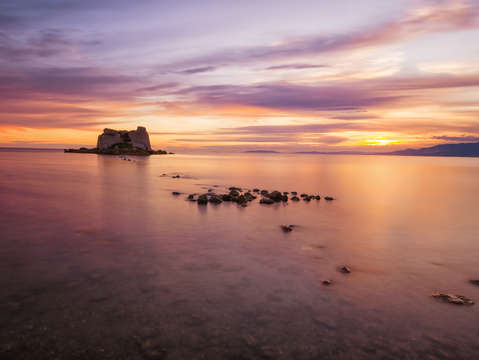 The old tower and the sea
