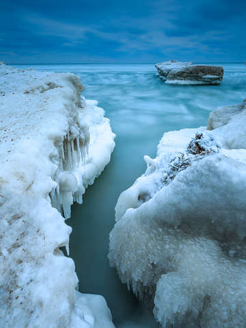 Icy currents