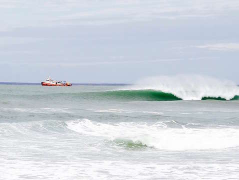 Tug boat wave