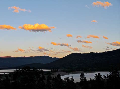 Mountains w puffy clouds