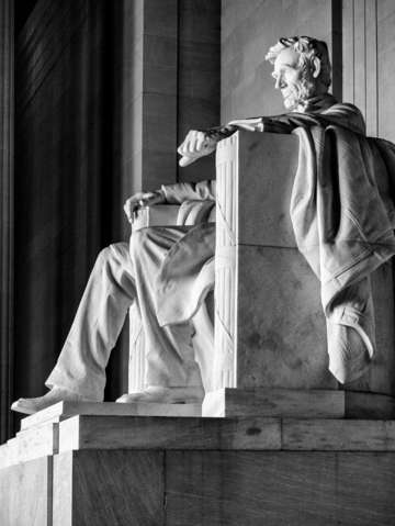 Dramatic light on the statue of lincoln