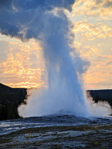 Sunrise old faithful geyser yellowstone national p