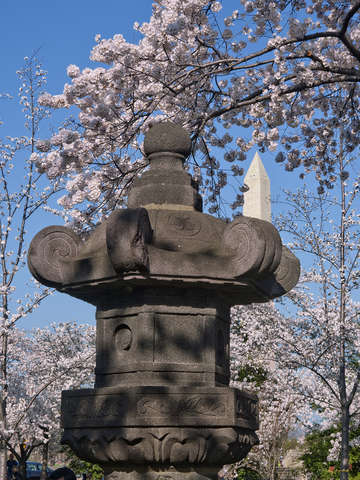 Apanese stone lantern and the washington monument