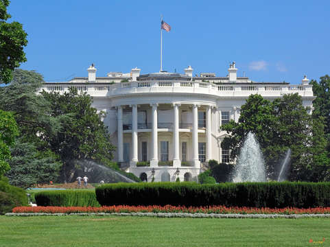 The white house in summer ds0050