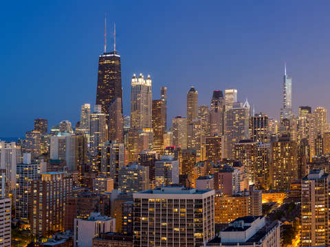 Chicagos streeterville at dusk