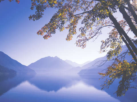 Autumn afternoon crescent lake