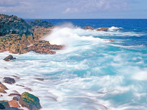 Breaking waves hawaii
