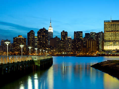 Gantry Plaza State Park and Manhattan skyline