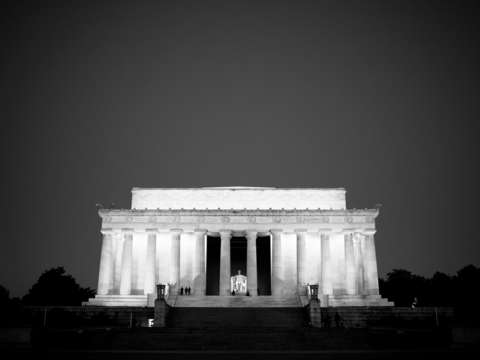 Lincoln memorial in black and white 4