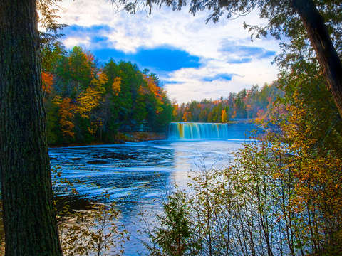 Colors at tahquamenon falls