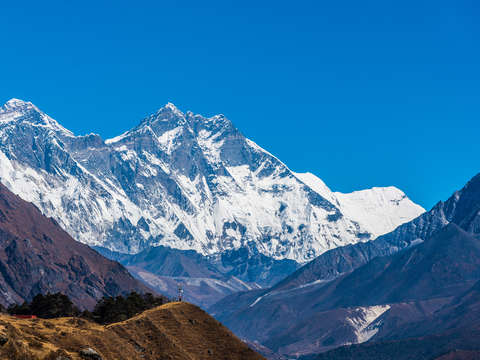 Himalayan peaks en route to base camp