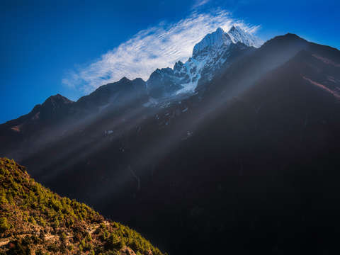 Morning sunbeams en route to everest