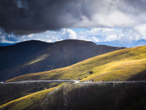 On the road to yamdrok lake tibet