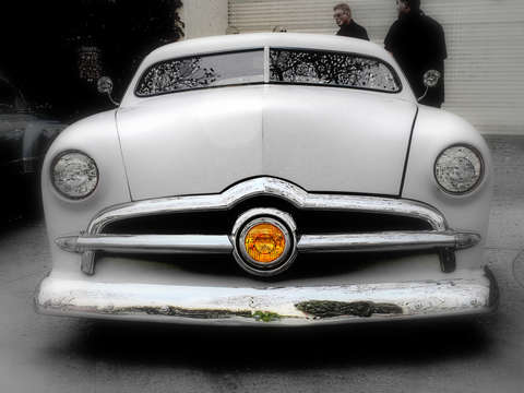 Retro rod with yellow light