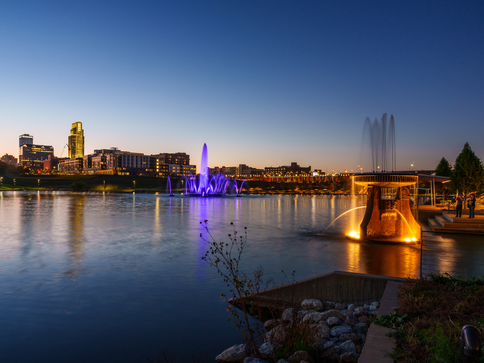 Omaha Heartland Fountains Night