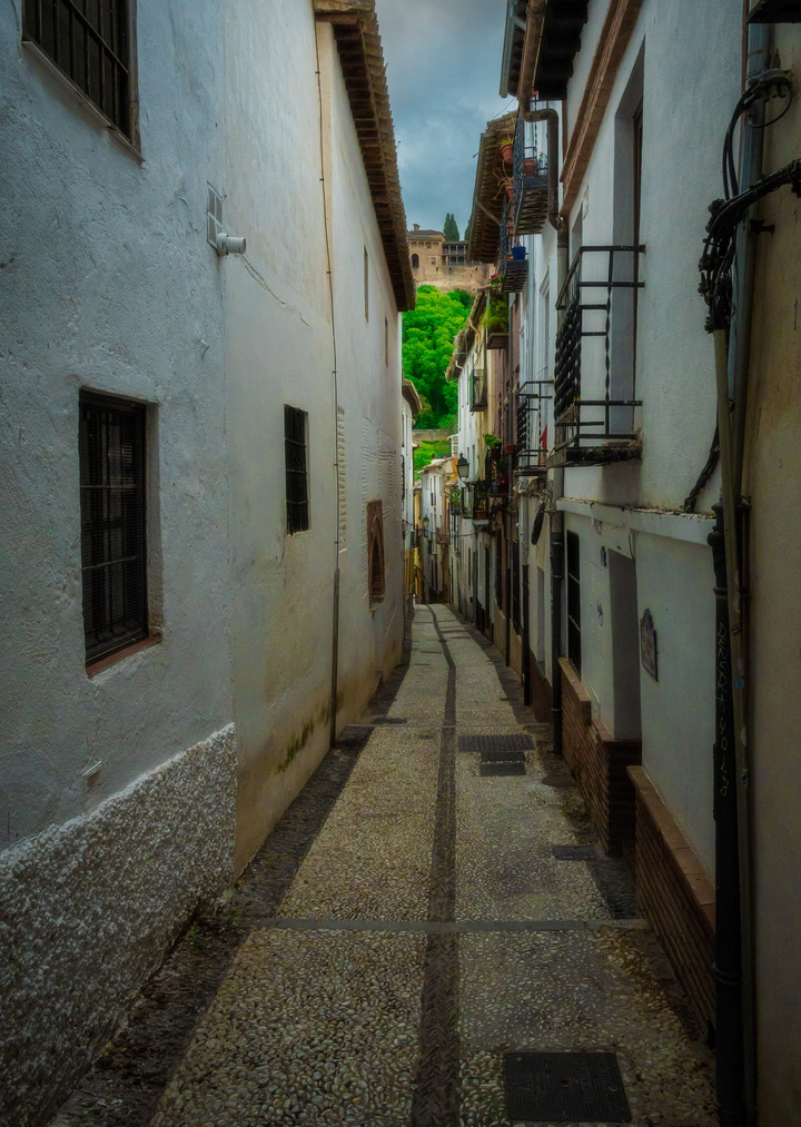 Narrow Street to Alhambra
