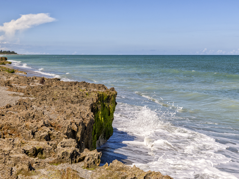 Waves crashing along the shore at Blowing Rocks 