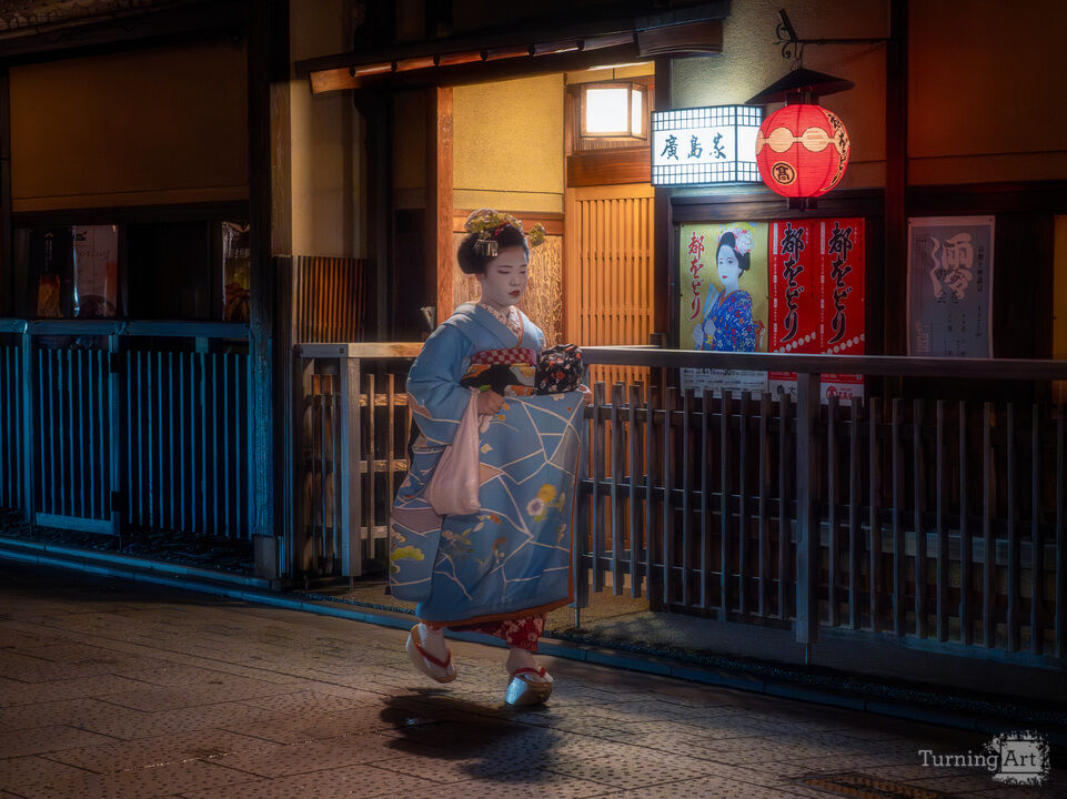 Maiko Crossing Gion