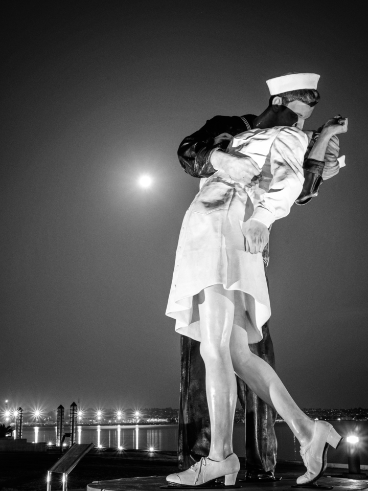 Iconic Sailor Kiss Statue Monochrome - San Diego California