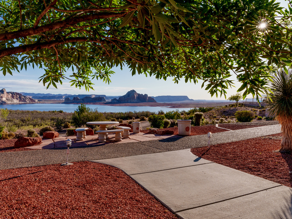 Lake Powell Desert Oasis