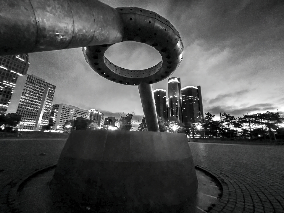 BW Fountain Ren Cen IMG_2676